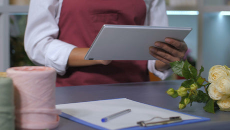 What to Look for When Choosing a Floral Shop for Online Flower Deliveries
